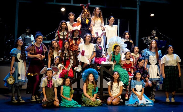 “Alice, Um Musical” estreia no Teatro Nathalia Timberg com música, humor e fantasia