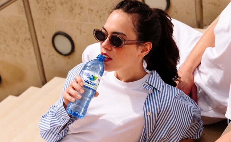 Agua mineral saltos amplia atuação no mercado corporativo com produção de garrafas personalizadas