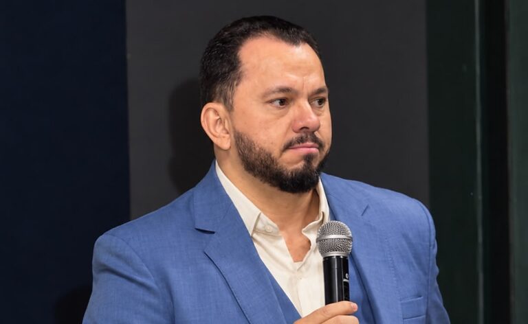 Autocobrança excessiva no trabalho pode transformar busca por desempenho em risco à saúde mental