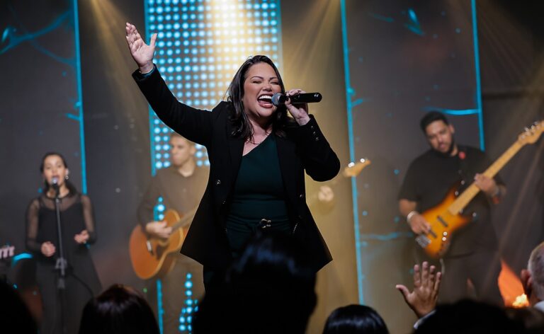 Cindy Tápia estreia na música pela Todah Music Experience Live e apresenta o single “Ele é Grande”