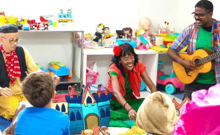 Doutores da Alegria leva espetáculo teatral ao Hospital Municipalizado Adão Pereira Nunes