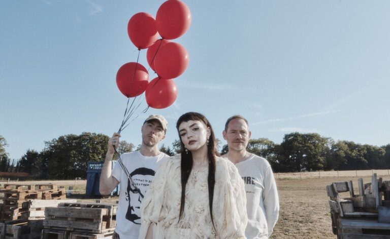 CHVRCHES revela nova single “Overthinker”