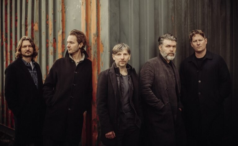 Editors lança o seu oitavo álbum de estúdio, ‘Surface, Echo & Sound’